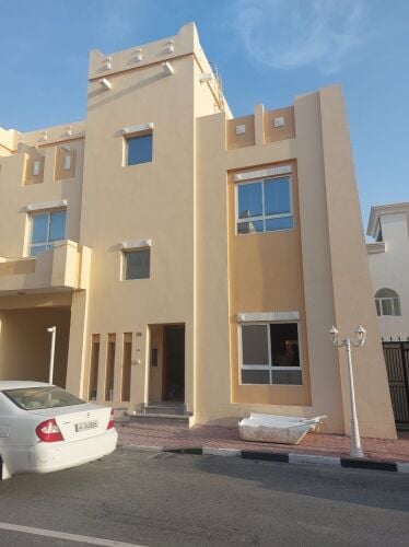 للايجار فيلا ام صلال على ب مجمع