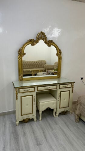 توليت مع طاوله للبيع