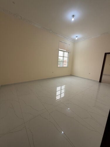 للإيجار شقة غرفه وصاله بالمرة 