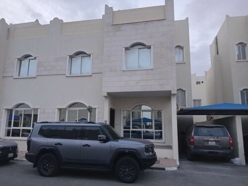 للإيجار فيلا داخل كمبوند عين خالد