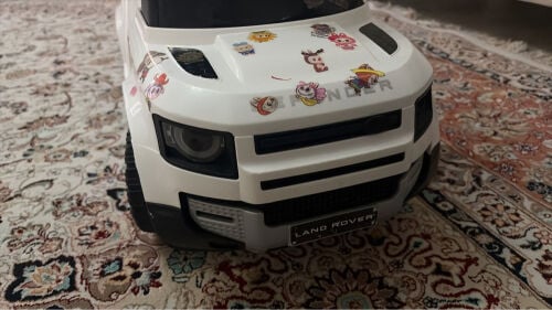 سيارة أطفال لاند روفر دفندر ابيض