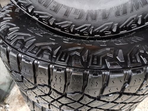 LT.305/70/R18.Wrangler Goodyear