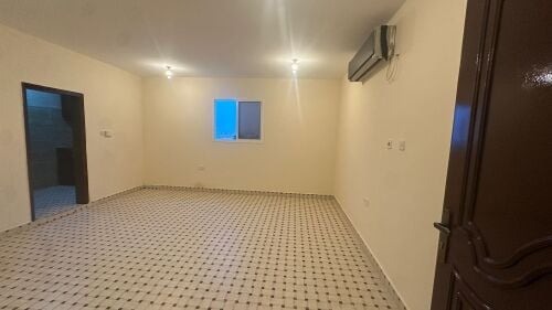 ستوديو كبير للايجار بالدحيل