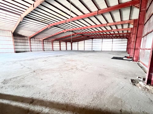 للايجار مخزن 2100 م ب 13،000 ريال