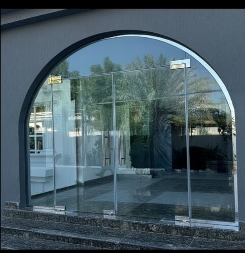 أعمال الألمنيوم والزجاج.