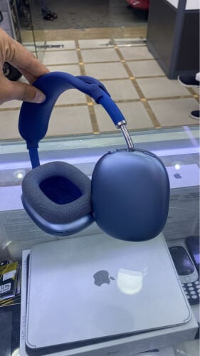 AirPods Max charging liteingng 