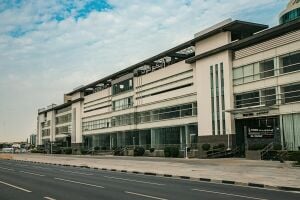 مكتب خاص لشخصين للإيجار  طريق