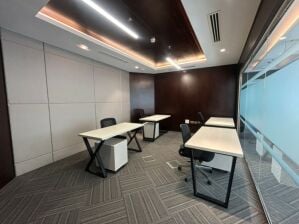 مكتب خاص لـ 4 أشخاص  طريق