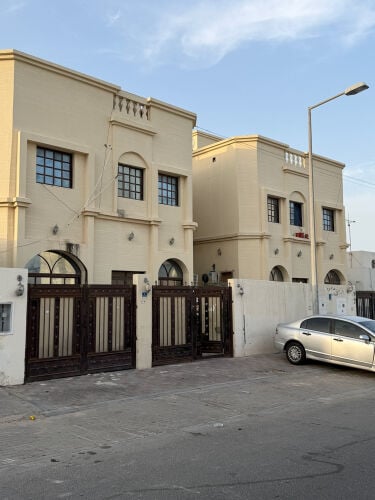 للبيع فلتين متلاصقات في الريان 