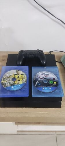 PS4 with 2 games
