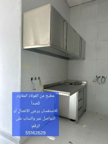 درابزين زجاجي. باب من مادة يو بي