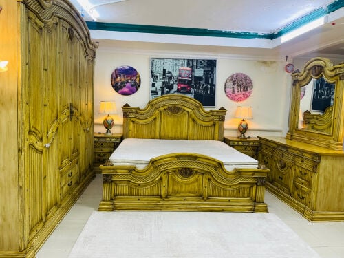 Bedroom set selling 