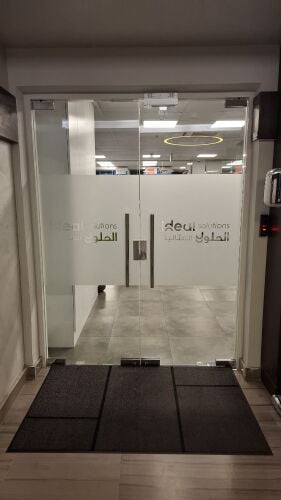 أعمال الألمنيوم والزجاج.