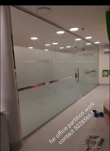 أعمال الألمنيوم والزجاج.