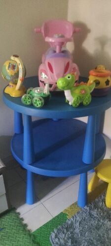 طاولات اطفال و سيارة اطفال