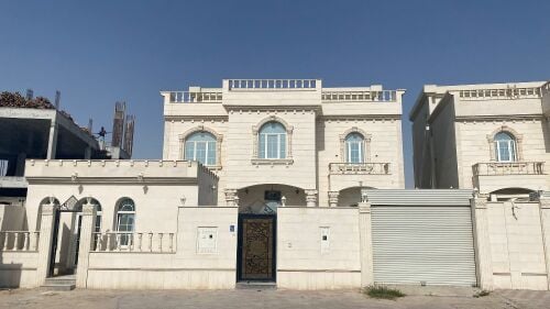 ريان.للبيع فيلا مجلس ومصعد شارعين