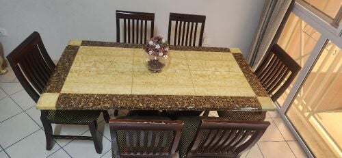 طاولة طعام مع 6 كراسي بحالة جيدة
