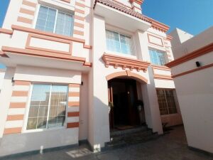 فيلا راقية للبيع في الخور