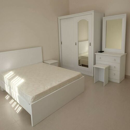 طقم أثاث غرفة نوم بحجم كوين.