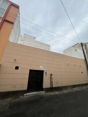للبيع بيت ارض عمارات مؤجر 8500