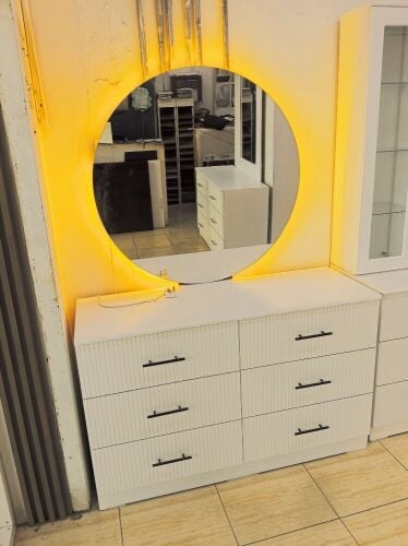 طاولة تزيين جديدة للبيع