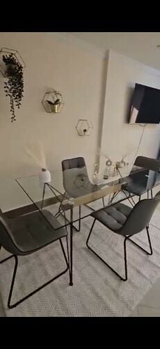 طاولة و كراسي