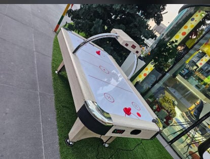 Air hockey table