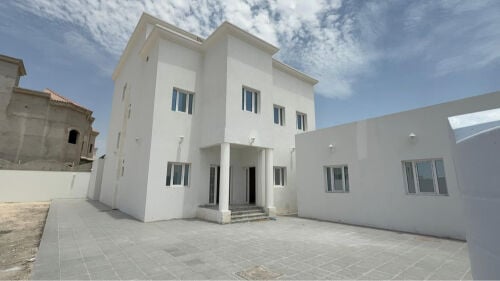 للإيجار فيلا جديده بروضة قديم 