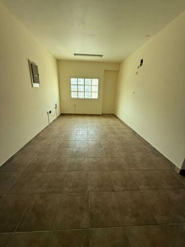 شقه ثلاث غرف بالمطار موقع ممتاز