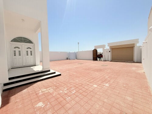 للايجار فيلا جديده في ام قرن