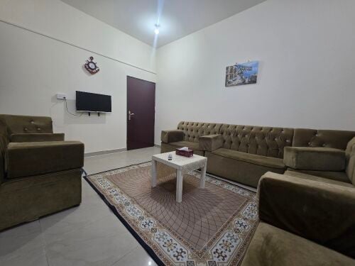 مفروش قريب نادي ومركز صحى معيذر