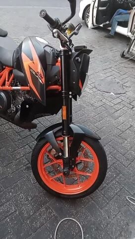 دراجة نارية عارية متوسطة الوزن عم