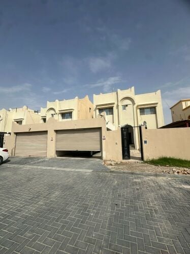 غرفة كبيرة بالخريطيات شامل