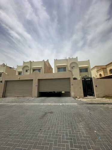 غرفة كبيرة بالخريطيات شامل