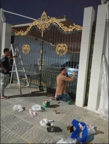 أعمال الدرابزين وطلاء الأبواب
