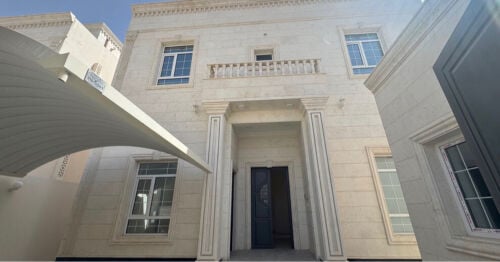 للبيع  فيلا بام قرن شارعين