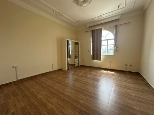 غرفة كبيرة و مطبخ بالعزيزية شامل