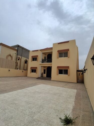 للإيجار فيلا في أم صلال علي