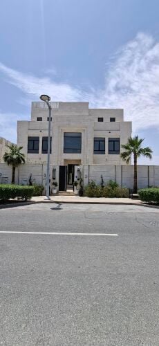 للإيجار فيلا فخمة في لوسيل