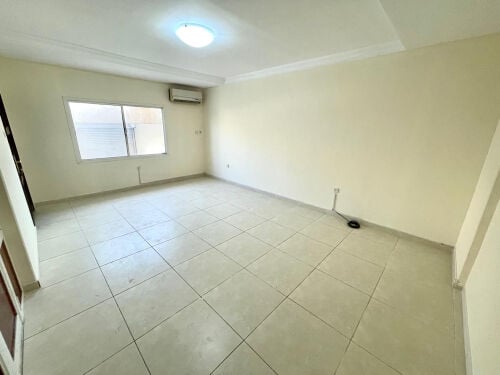 شقة مع حوش للايجار بالمطار القديم