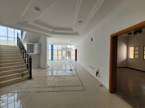 للايجار فلتين بالغرافة موقع ممتاز