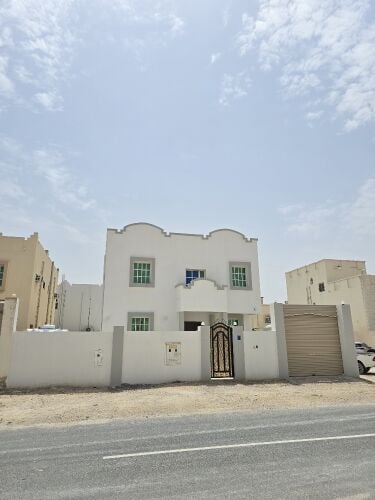 للبيع فيلا نظيفه مؤجرة في الخور