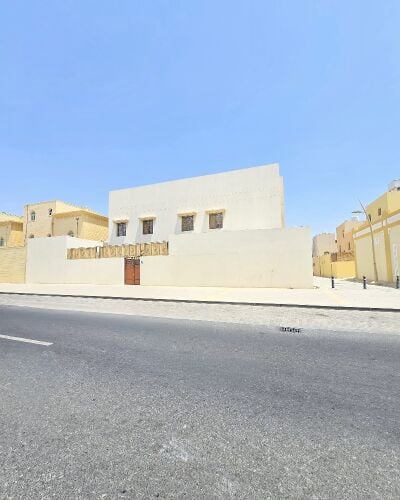 للبيع فيلا في معيذر مؤجرة 12الف