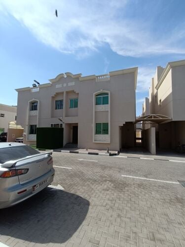 للإيجار فيلا ضمن مجمع الغرافة