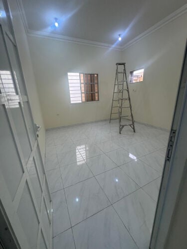 3 غرف وصاله وحمامين ومطبخ