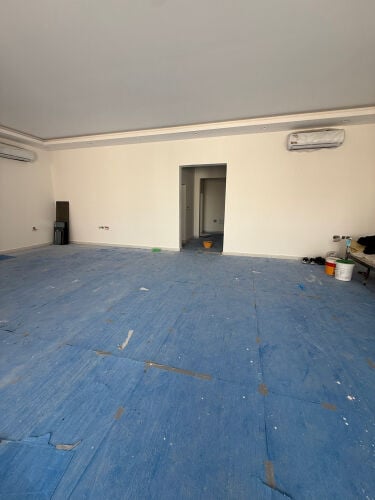 للإيجار فيلا جديدة مع مجلس خارجي 