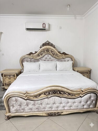 bedroom set in excellent condition