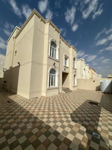 للإيجار فيلًا بام قرن ٧غرف