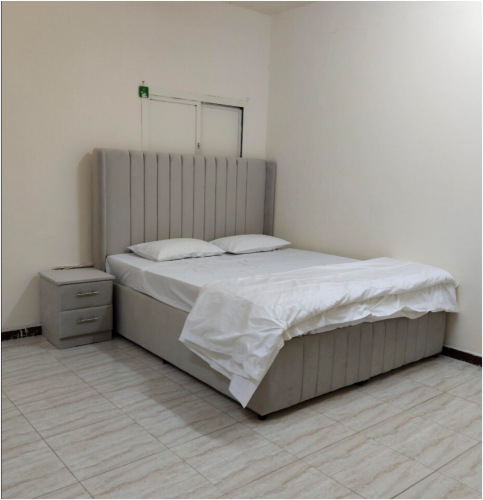 سرير بحجم كينج مع مرتبة.