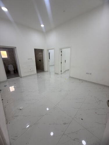 للايجار غرفتين وصاله وحمام ومطبخ 